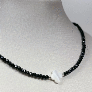Choker bolinhas pretas e Trevo Madrepérola