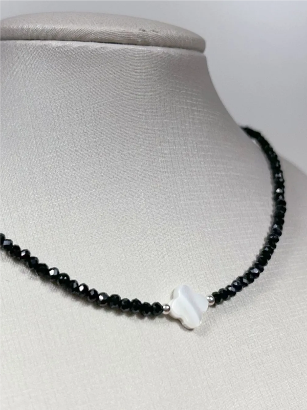 Choker bolinhas pretas e Trevo Madrepérola